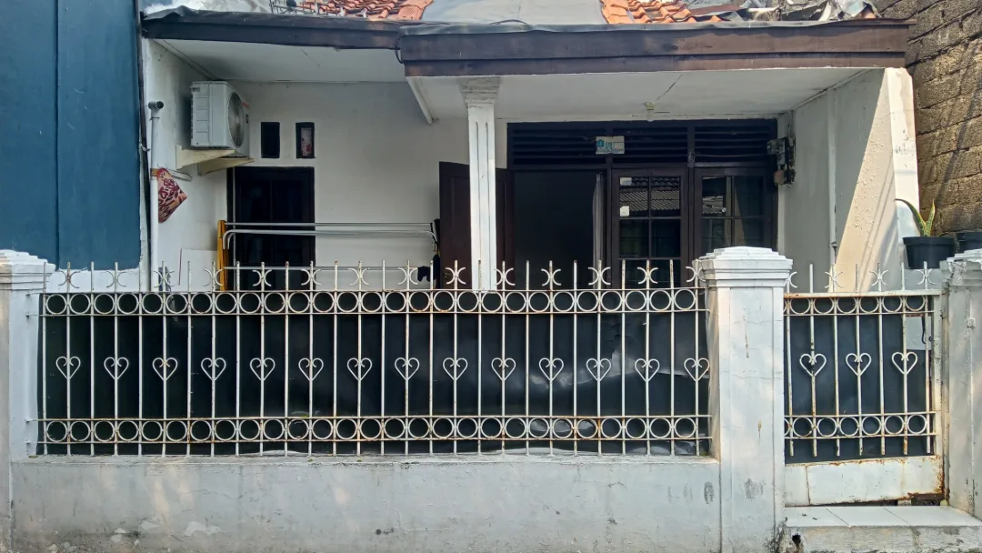 DIJUAL RUMAH MURAH AKSES  2 MOBIL DI JATINEGARA LIO JAKTIM