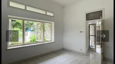 RUMAH KLASIK DI MENTENG DI JL MENDUT JAKARTA PUSAT