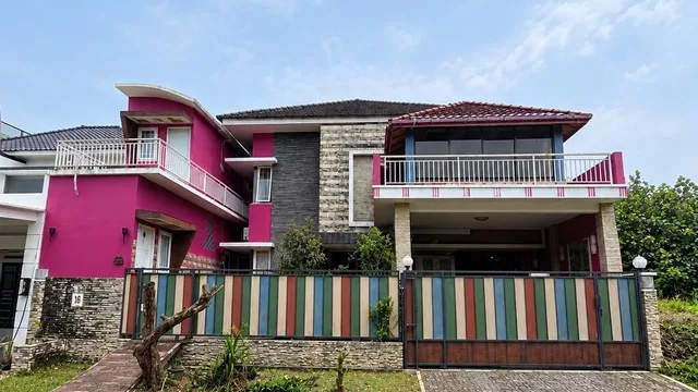Dijual rumah kost Mewah Terawat di cluster taman yunani Sentul city Bogor. 7 Kamar Kost masih aktif.