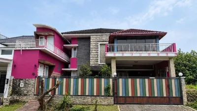 Dijual rumah kost Mewah Terawat di cluster taman yunani Sentul city Bogor. 7 Kamar Kost masih aktif.