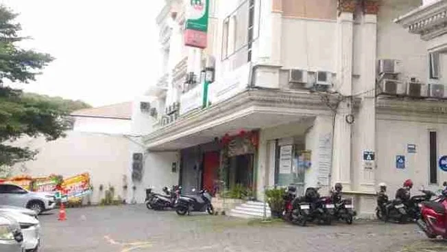 Ruko 4 lantai cempaka putih Jakarta, pinggir jalar raya -  Strategis harga di bawah pasar 6,5 M